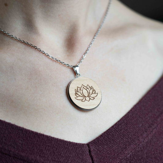 Lotus – Halskette aus Holz – Kirschholz