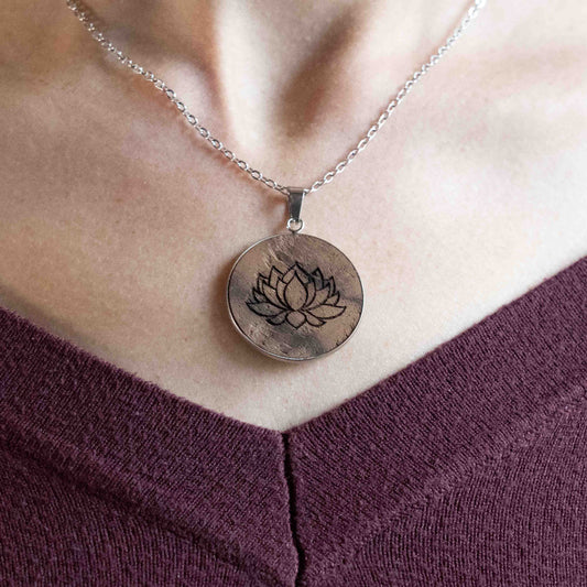 Lotus – Halskette aus Holz – Nussbaum