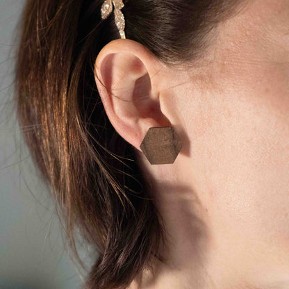 Horizon – Sechseckige Holz Ohrstecker – Nussbaum