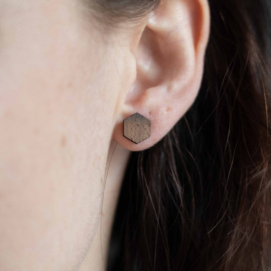 Horizon – Sechseckige Holz Ohrstecker – Nussbaum