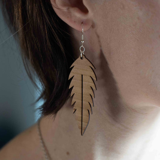 Pluma Holzohrringe – Hängeohrringe aus Kirschholz