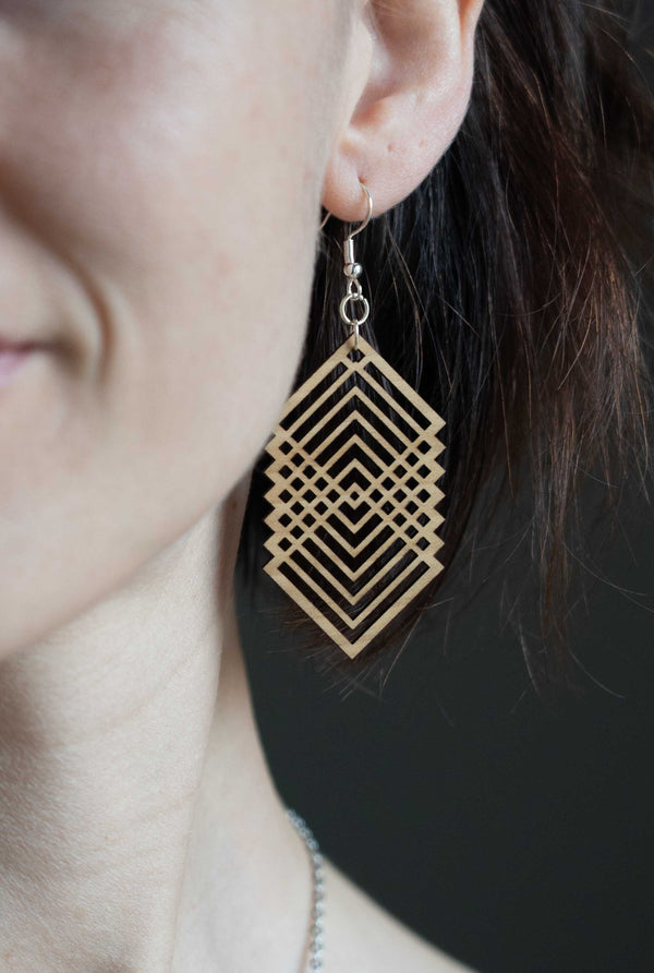 Facet Holzohrringe – Hängeohrringe aus Kirschholz