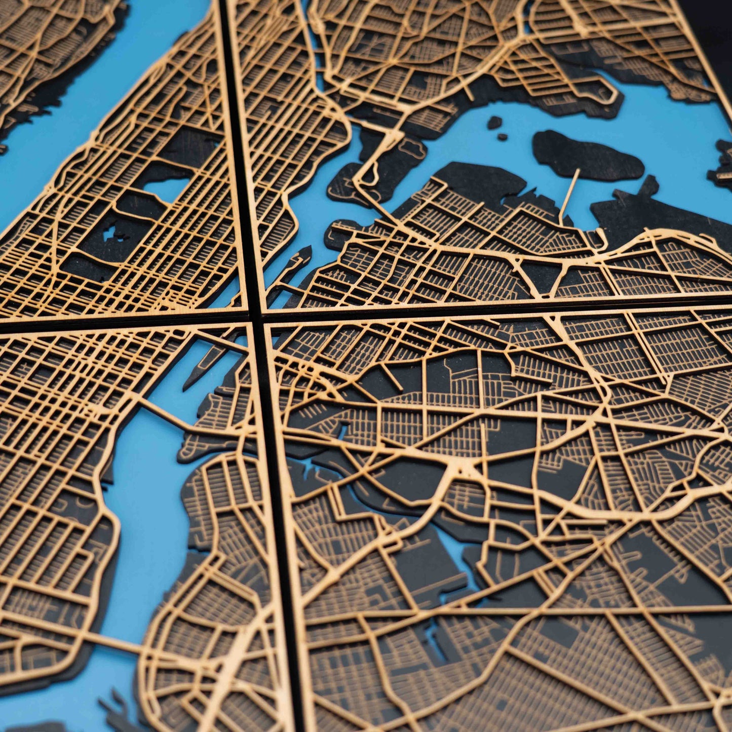 New York City Holz-Stadtplan – 4-teiliges 3D Wandbild (Gesamtgröße 58 × 82 cm)