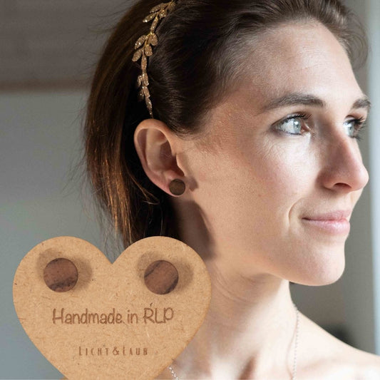 Sphere – Runde Ohrstecker aus Holz – Nussbaum